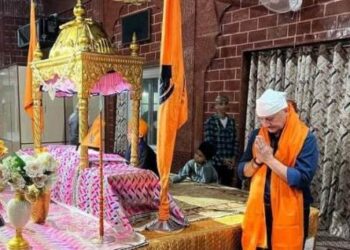 अभिनेता अनुपम खेर पहुंचे गुरुद्वारा गुरु के ताल