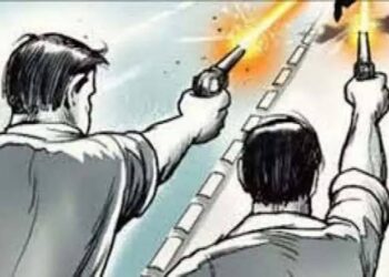 जमीनी विवाद में युवक के पैरों में मारी गोलियां