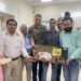 विश्वविद्यालय में दैनिक वेतनभोगी कर्मचारी अपनी जेब से लाए उपहार फिर भी अधिकारी ने अपने हाथ से बांटने के लिए नहीं किया उपकार!