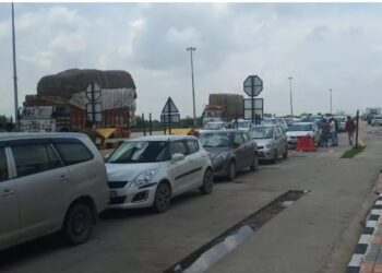 आगरा लखनऊ एक्सप्रेस वे पर लगा लंबा जाम, निकालने पड़े एक हजार वाहन फ्री में