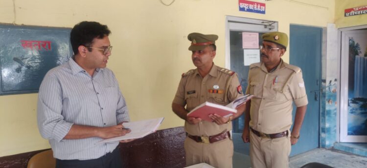 समाधान दिवस में अचानक रकाबगंज थाने पहुंच गए जिलाधिकारी