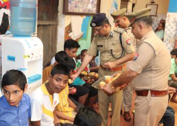 आईजी ने अनाथ आश्रम में जाकर बच्चों के साथ मनाई दिवाली