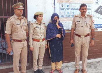 घर के दरवाजे पर बैठकर महिला कर रही थी नशीले पदार्थ की बिक्री, गिरफ्तार