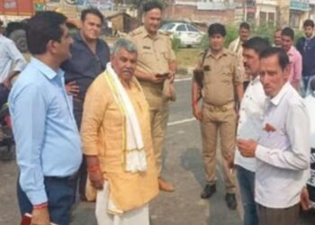 फतेहपुर सीकरी में नकली खाद बेचने पर किसानों का हंगामा