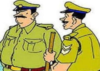 चाऊमीन की ठेल पर पुलिस वालों ने अंडे खाने के बाद दुकानदार पर बरसाए डंडे