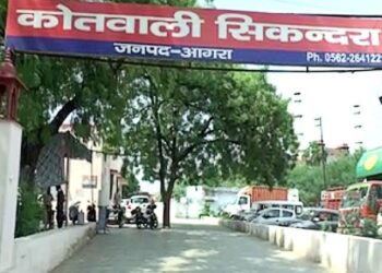 भूसी के ट्रक में छिपा कर ले जा रहे थे प्रतिबंधित लकड़ी