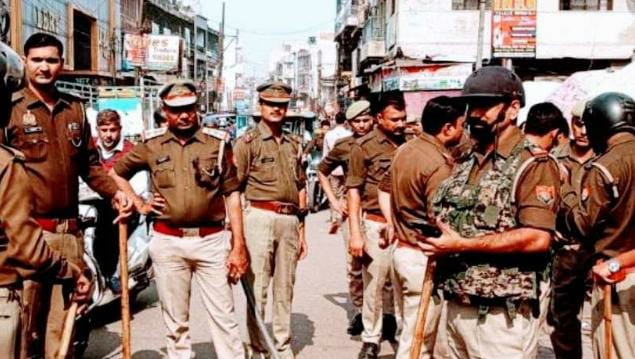मंटोला में दो पक्षों में पथराव, मची अफरा-तफरी