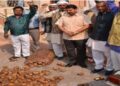 कलेक्ट्रेट और उद्यान विभाग में किसानों ने फेंके सड़े आलू