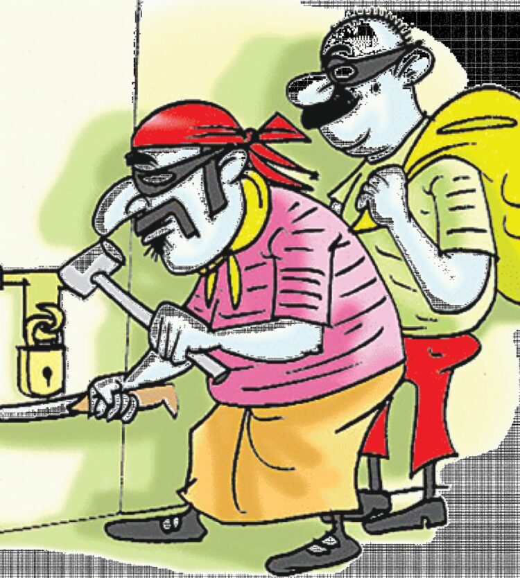 सोमवार रात को तीन स्थानों पर हुई बड़ी चोरी