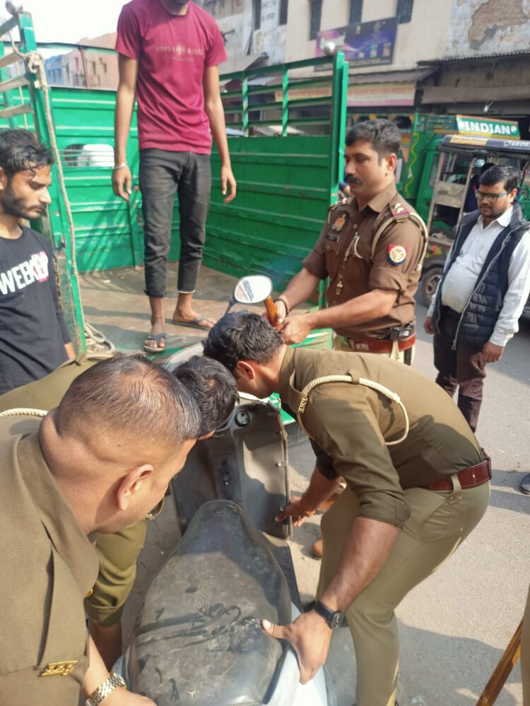 सदर भट्टी से लेकर मदीना तिराहे तक बीच सड़क पर खड़े वाहन पुलिस ने किए सीज