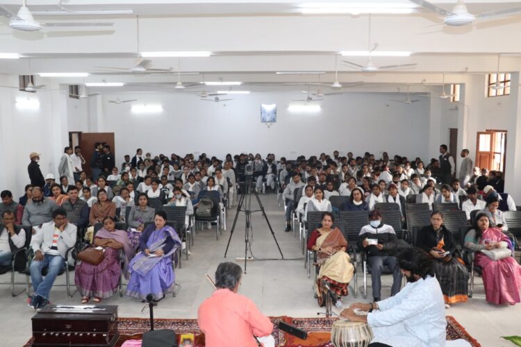 विषयों को संगीत के द्वारा कैसे पढ़ाया जाए सिखाया गया डीईआई में शिक्षकों को