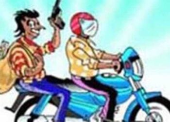 एत्मादपुर हाईवे पर तमंचा तानकर सेल्समैन से लूट