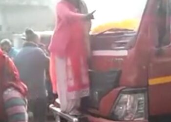 शाहगंज में महिला ने दो घंटे तक किया सड़क पर हंगामा