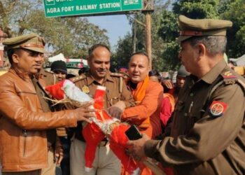 आगरा फोर्ट पर बजरंग वाहिनी ने फूंका सेंटा क्लॉज का पुतला