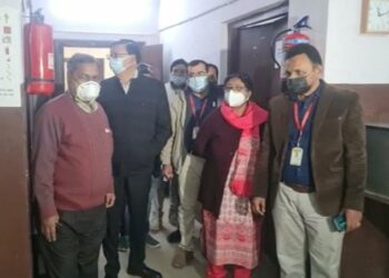 जिला अस्पताल में कोविड वार्ड की व्यवस्थाओं का नोडल अधिकारी ने किया निरीक्षण