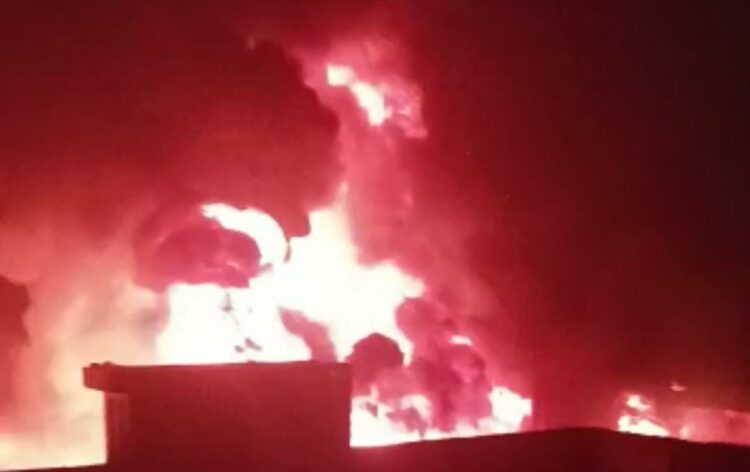 जगदीशपुरा में एलईडी साइनेज बोर्ड की फैक्ट्री में लगी भीषण आग