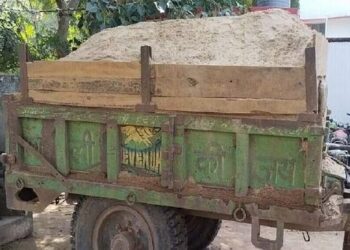 खनन कर रहे ट्रैक्टर चालक ने की दरोगा और पुलिसकर्मियों को कुचलने की कोशिश, गड्ढे में कूदकर बचाई जान