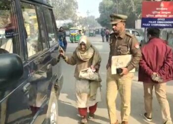 लाठी के सहारे आईं अम्मा को देख पुलिस कमिश्नर का पसीजा दिल, घर में दिलाया प्रवेश