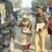 लाठी के सहारे आईं अम्मा को देख पुलिस कमिश्नर का पसीजा दिल, घर में दिलाया प्रवेश