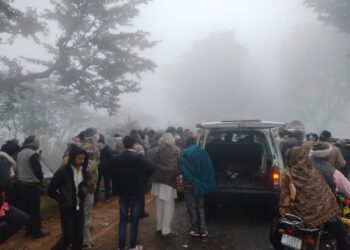 इको कार और ट्रक में भीषण टक्कर, इको के उड़े परखच्चे