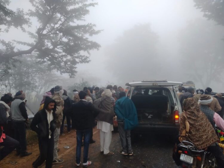 इको कार और ट्रक में भीषण टक्कर, इको के उड़े परखच्चे