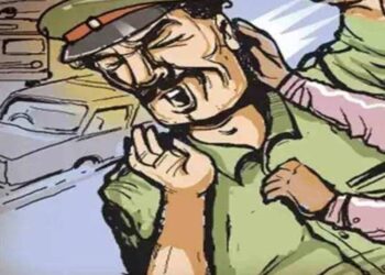नोटिस तामिल कराने गए पुलिसकर्मियों को दांतों से काट कर निकाला खून