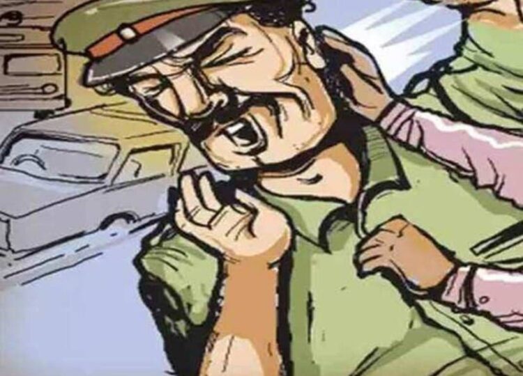 नोटिस तामिल कराने गए पुलिसकर्मियों को दांतों से काट कर निकाला खून