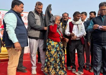 मकर संक्रांति पर कहीं खिचड़ी भोज तो कहीं गुड़ तिल की मिठाइयां बांटी गईं