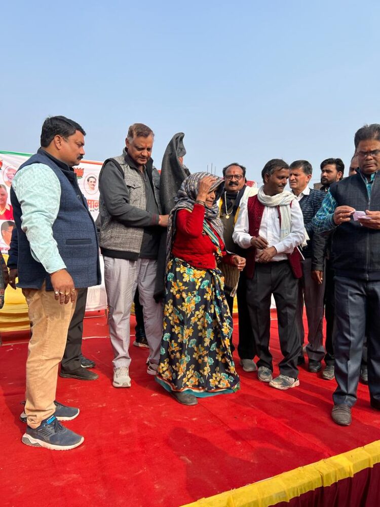 मकर संक्रांति पर कहीं खिचड़ी भोज तो कहीं गुड़ तिल की मिठाइयां बांटी गईं