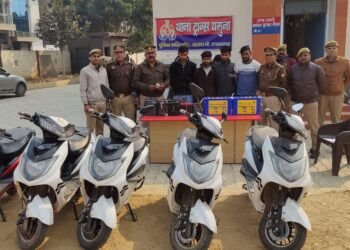 गोदाम से तीन कर्मचारियों ने की थीं पांच स्कूटी चोरी