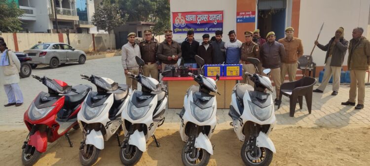 गोदाम से तीन कर्मचारियों ने की थीं पांच स्कूटी चोरी