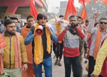 हिंदू महासभा ने स्वामी प्रसाद मौर्य की अर्थी निकाली