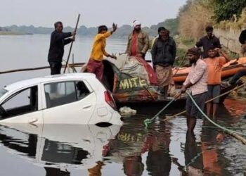 मार्केटिंग मैनेजर की यमुना में डूबी कार तो निकल आई लेकिन वह नहीं थे