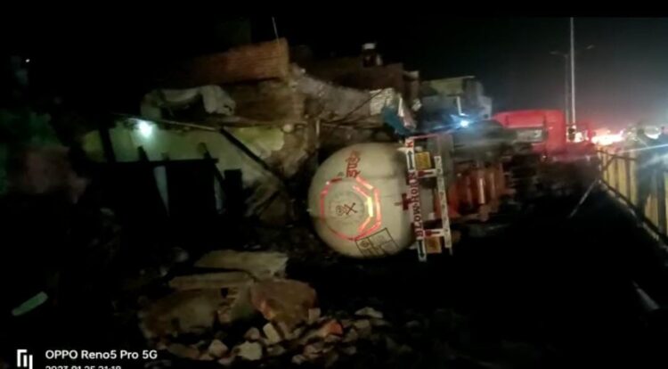 एत्मादपुर में नेशनल हाईवे पर पलटा गैस से भरा हुआ टैंकर, गैस रिसाव से मचा हड़कंप