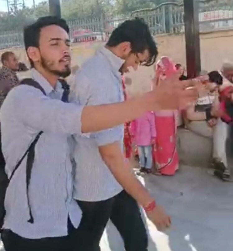 आगरा कॉलेज के बीए के छात्रों को पूर्व छात्र ने साथियों के साथ जमकर पीटा