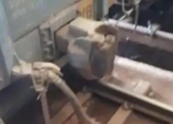 आगरा फोर्ट स्टेशन पर तेज धमाके के साथ मालगाड़ी दो हिस्से में बंटी