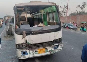 महिलाओं से भरी बस में टैंकर ने मारी टक्कर
