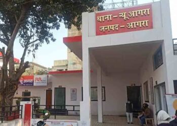 दयालबाग में चल रहे सत्संग में महिला पर बोला चाकू से हमला, सुरक्षाकर्मियों पर फेंका पेट्रोल