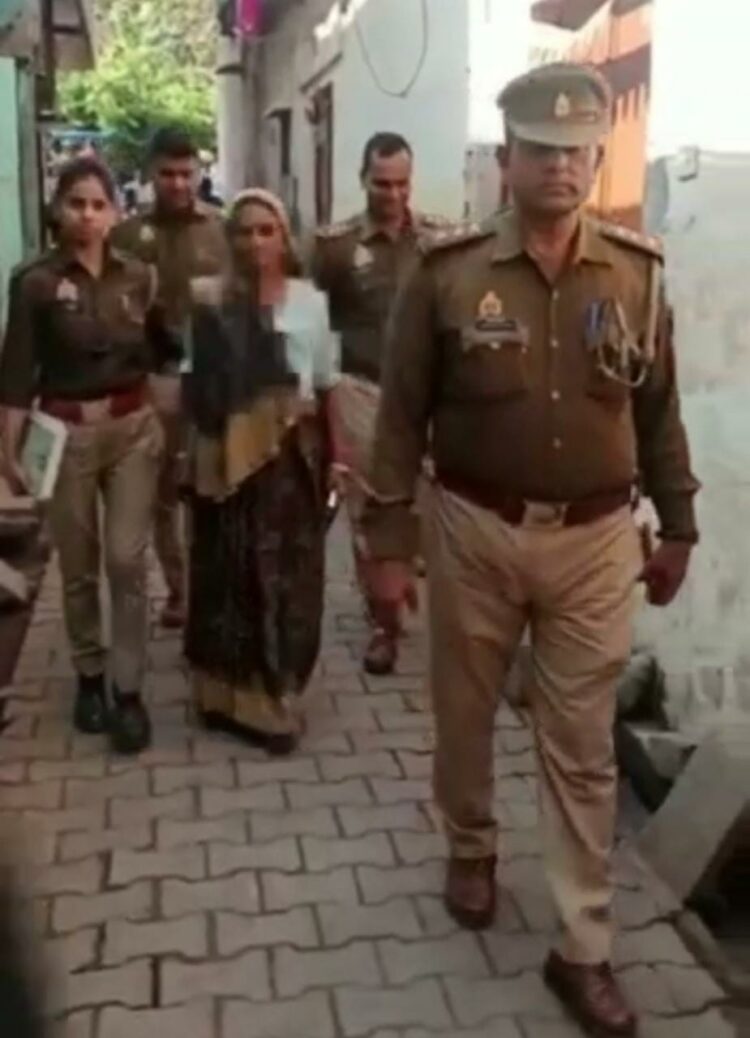 बेटे ने मां को कर दिया था बेघर, पुलिस कमिश्नर ने दिलाया प्रवेश
