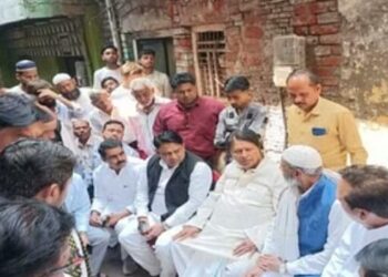 मंटोला हत्याकाण्ड : मृतक आरिब के परिजनों से मिले सपाई, मुआवजे की उठाई मांग