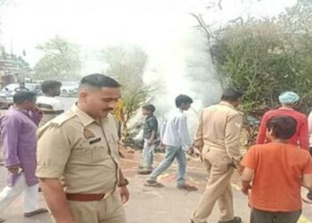 दुर्घटना से होली में लगी मामूली आग, इंस्पेक्टर ने आग बढ़ने से पहले बुझवाई