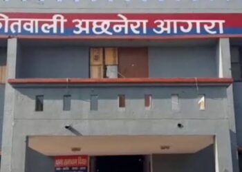 अछनेरा थाने के गेट पर पति ने चाकू से अपना गला रेता