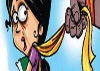 बीएससी की छात्रा ने छेड़छाड़ का विरोध किया तो तेजाब फेंकने की धमकी देकर घर पर की फायरिंग