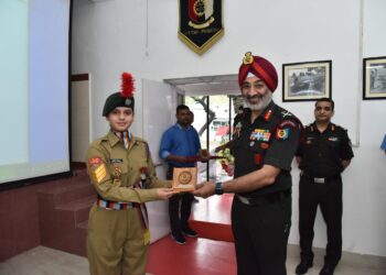 आगरा कॉलेज की एनसीसी कैडिट को महानिदेशक प्रशंसा चिन्ह से किया गया सम्मानित