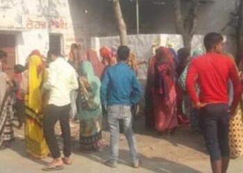 शराब की दुकान पर फूटा महिलाओं का गुस्सा