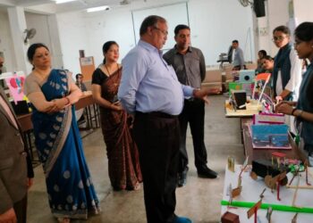 विद्यार्थियों द्वारा विभिन्न विषयों के कार्यरत मॉडल प्रस्तुत किए गए