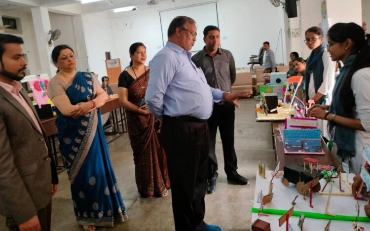 विद्यार्थियों द्वारा विभिन्न विषयों के कार्यरत मॉडल प्रस्तुत किए गए