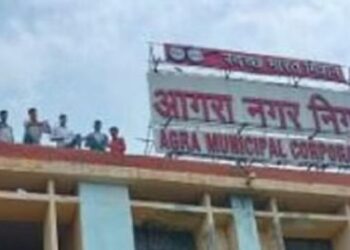 गंगाजल तो मिला नहीं लाखों का बिल मिल गया, नगर निगम की छत पर चढ़कर बिल फाड़कर हवा में उड़ाए
