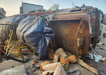 अनार लदे ट्रक से टकराने के बाद टाटा 407 हॉस्पिटल दीवार को तोड़ते हुए अंदर घुसी