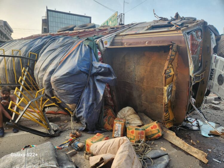 अनार लदे ट्रक से टकराने के बाद टाटा 407 हॉस्पिटल दीवार को तोड़ते हुए अंदर घुसी